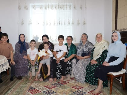 В День семьи, любви и верности председатель Союза женщин Дагестана Интизар Мамутаева навестила многодетную семью погибшего участника СВО в Казбековском районе