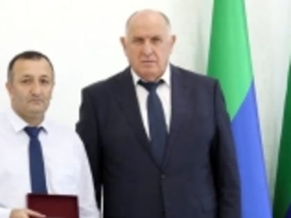 Галип Галипов поздравил Загирбега Селимова с присвоением звания «Заслуженный учитель РД»