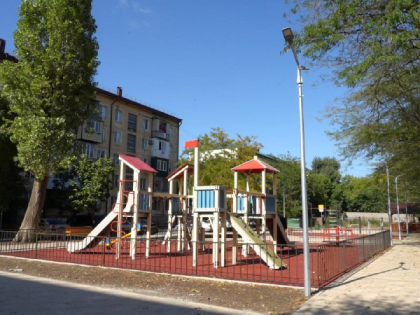 В Махачкале завершается ремонт дворовой территории на улице Юсупа Акаева, 9–11