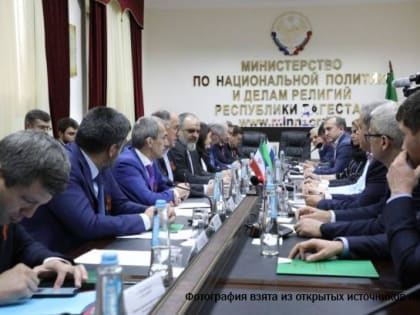 Иранский самолет с портретом Расула Гамзатова будет летать по всему миру
