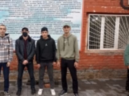 Очередная группа призывников из Новолакского района отправилась служить в ряды российской армии