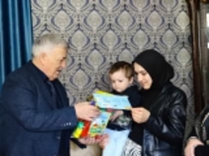 Глава Гумбета Галип Галипов посетил семью воина СВО Гаджимагомеда Шапиева