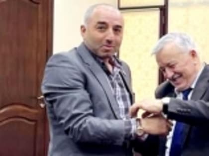 Магомедрасул Сулейманов награждён памятными часами Главы Дагестана Сергея Меликова