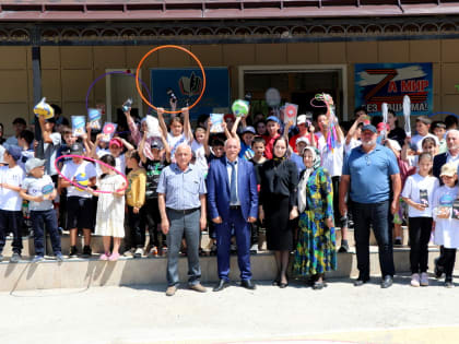 Пришкольные лагеря дневного пребывания Казбековского района получили спортинвентарь и другие подарки от депутата ГД ФС РФ Джамаладина Гасанова