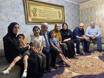 Семью Ибрагима Ибрагимова, погибшего при исполнении воинского долга на СВО, поздравили с Днем защиты детей