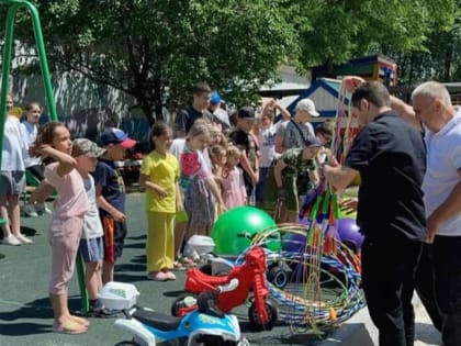 В Буйнакском гарнизоне при содействии депутата Джамаладина Гасанова открыли игровую площадку для детей военнослужащих