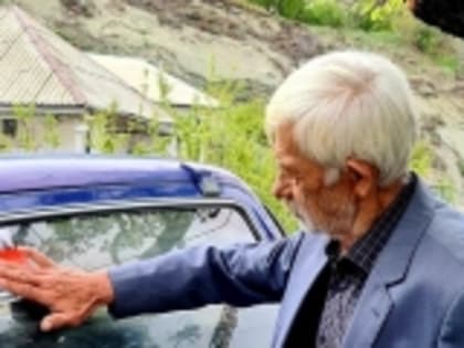 Отец воина СВО, кавалера ордена Мужества Шамиля Гаджимурадова Ухума Гаджимурадов принял участие в акции «Знамя Победы»