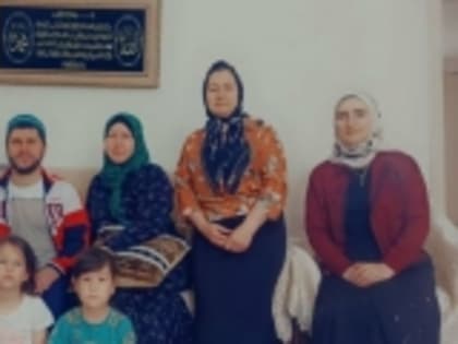 Женсовет Гумбета поздравил семью бойца СВО Расула Магомедова с Днём семьи