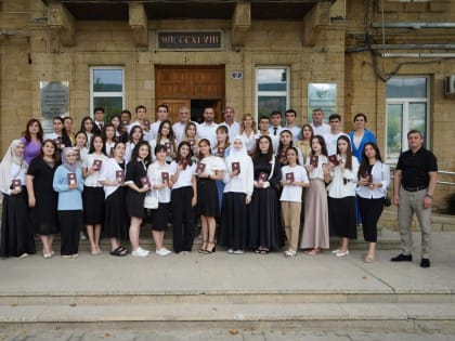 ВЫПУСКНИКАМ ШКОЛ, ЗАВЕРШИВШИХ УЧЕБУ С ОТЛИЧИЕМ, ВРУЧЕНЫ МЕДАЛИ