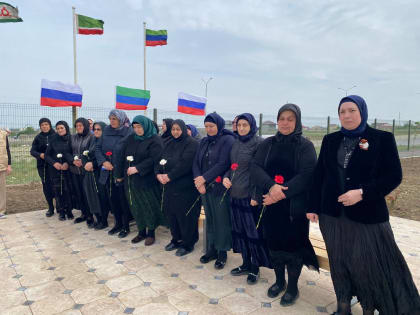 В эти минуты в «Саду памяти» отдают дань уважения подвигу российских военнослужащих, погибших при исполнении воинского долга в ходе СВО.