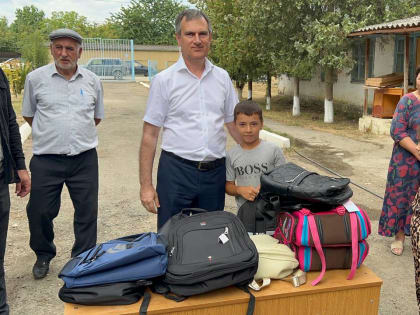 В Сулейман-Стальском районе к акции «Помоги собраться в школу» присоединился Благотворительный фонд «Инсан»