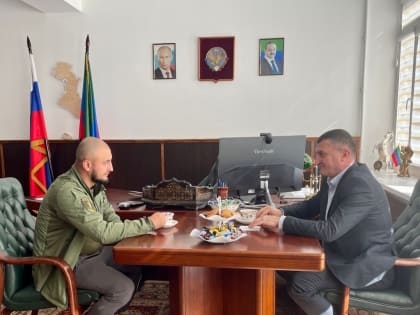 Глава района Мухидин Магомедов встретился с военнослужащим Ахмедом Магомедовым из Арчибского поселения.