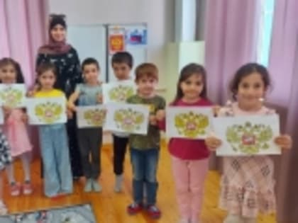 Учащиеся школ и воспитанники детсадов Новолакского района ко Дню России подготовили рисунки и открытки