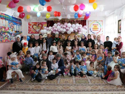 Депутат Мухтарпаша Умаханов передал подарки детям реабилитационного центра Казбековского района