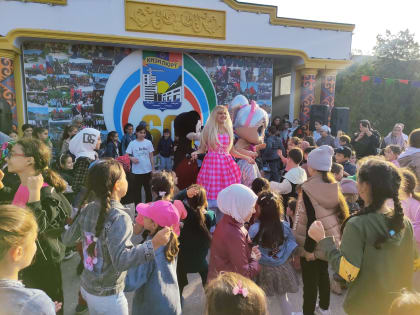 Отдельным подарком для детей стало выступление аниматоров