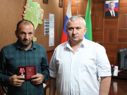 Орден Мужества погибшего участника СВО Шангере Навурбиева вручили его отцу