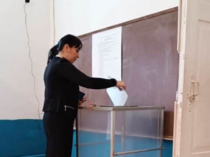 Директор Каракюринской СОШ проголосовала на выборах депутатов сельских поселений