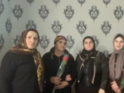 Супругу воина СВО Тимура Эсенбаева из Гумбета поздравили с 8 Марта