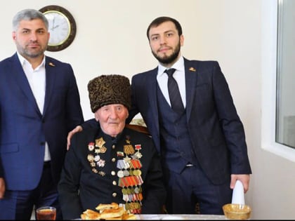 Ризван Голоев поздравил в Махачкале ветеранов ВОВ