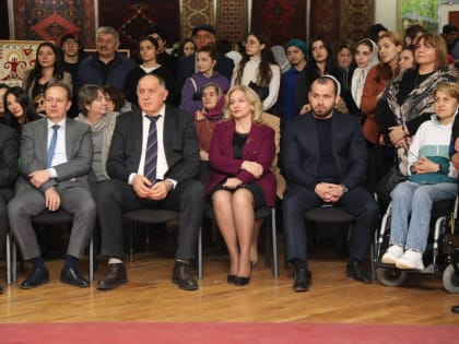 Абдулмуслим Абдулмуслимов открыл выставку, посвященную 100-летию со дня рождения Расула Гамзатова
