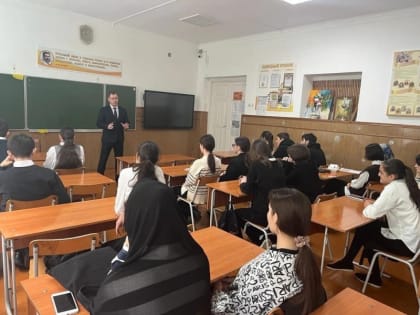 Беседы в рамках цикла «Краткий курс об истории России, а также о целях и задачах Специальной военной операции» прошли в школах Махачкалы