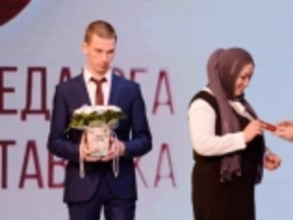 Учительницу из Гумбета Заиру Пахрудинову, преподающую в зоне СВО, наградила министр образования и науки Запорожской области Елена Шапурова