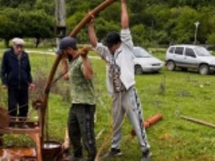 В селе Новолакское Новолакского района заменили глубинный насос в скважине, обеспечивающий водой ряд улиц