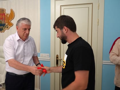 Юсуп Умавов вручил ключи от новых квартир сиротам – участникам специальной военной операции