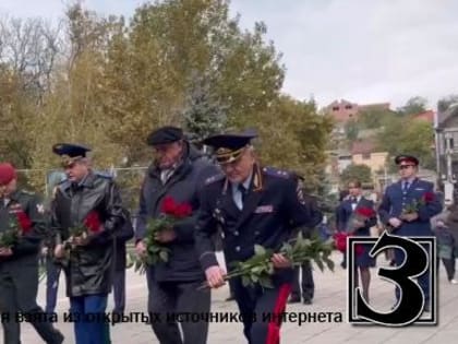 Глава кабмина РД Абдулмуслим Абдулмуслимов возложил цветы к памятнику Воину-освободителю в парке им. Ленинского Комсомола в Махачкале