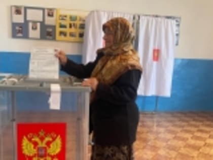 Одними из первых на избирательный участок в селе Новокули Новолакского района пришли старожилы Багун Курбанова и Таман Алиева