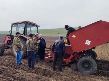 Управление сельского хозяйства Казбековского района проинспектировало ход посадки картофеля в ГУП «Дылымское»