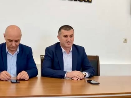 В администрации района состоялась прощальная встреча главы Чародинского района Мухидина Магомедова с активом района