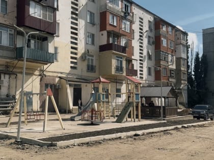 Единороссы проверили работы по благоустройству дворовых территорий в Махачкале