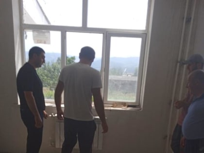 Единороссы в Сулейман-Стальском районе проверили состояние капремонта школьных зданий