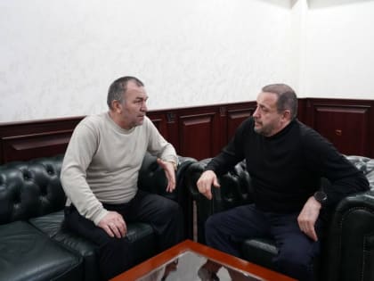 Глава Хасавюрта встретился с участником СВО, находящимся в отпуске