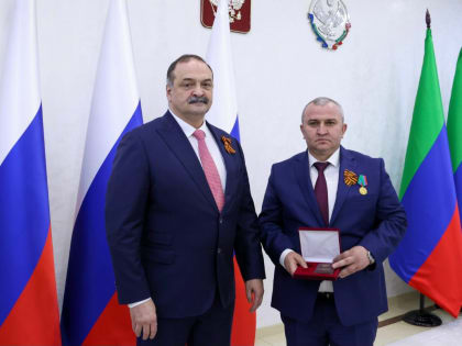 Сергей Меликов наградил Гаджимурада Мусаева государственной наградой