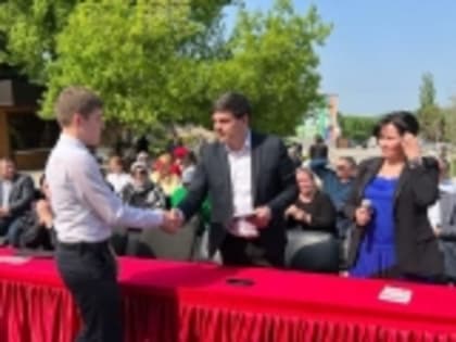 И.о. главы Новолакского района Сулейман Рамазанов вручил паспорта 14-летним юношам и девушкам в рамках акции Движения первых «Мы – граждане России»