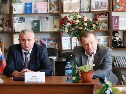 Глава Казбековского района обсудил с общественниками вопросы социально-экономического развития муниципалитета в формате «круглого стола»