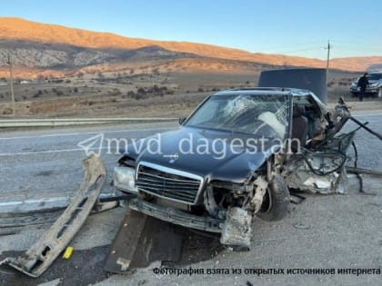 Mercedes столкнулся с КамАЗом в Буйнакском районе