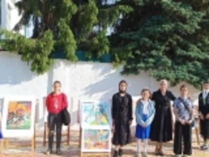 Выставка работ учеников Школы искусств Новолакского района вызвала у участников праздника большой интерес