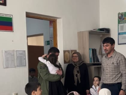 Участник СВО Муртузаев Ильмутдин вернувшись в отпуск, первым делом навестил свою дочь в школе