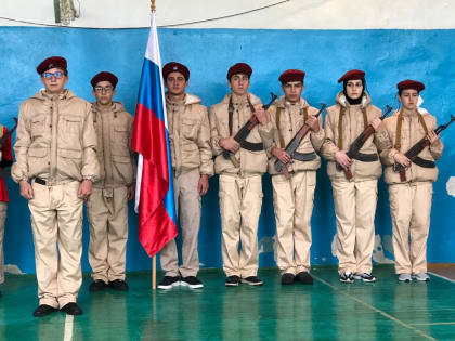 Муниципальный этап Республиканского смотра-конкурса школьных знамённых групп «Равнение на флаг» провели в Казбековском районе