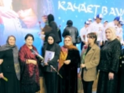 В канун Дня матери представители женсовета Гумбета посетили матерей и вдов бойцов, погибших в ходе СВО