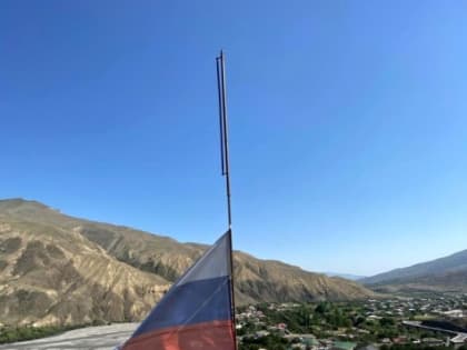 В Докузпаринском районе спущены государственные флаги и отменены развлекательные мероприятия