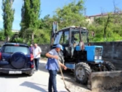 Глава села Мехельта Магомед Абдунасиров принял участие в работе по облагораживаю улиц райцентра