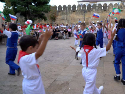 В Дербенте отметили День Государственного флага России