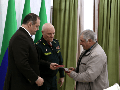 Ордена Мужества погибших росгвардейцев передали их родным в Дагестане