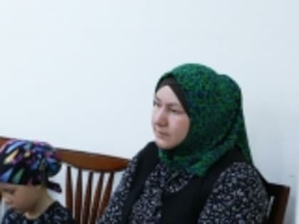 Супруга добровольца из села Мехельта Расула Магомедова поблагодарила руководство Гумбета за оказанное им внимание