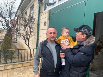 в День защитников Отечества, депутаты городского Собрания депутатов вместе с депутатами Молодёжного парламента посетили семьи погибших в СВО дербентцев.