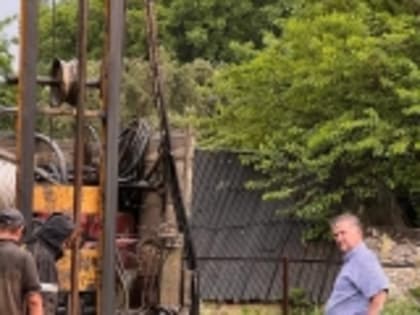 По улице Амет-Хана Султана в селе Новолакское Новолакского района ведутся работы по очистке артезианской скважины